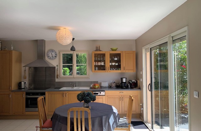 Modern house with enclosed garden, Périgord noir. 8km from Sarlat 20 mn from Lascaux.
