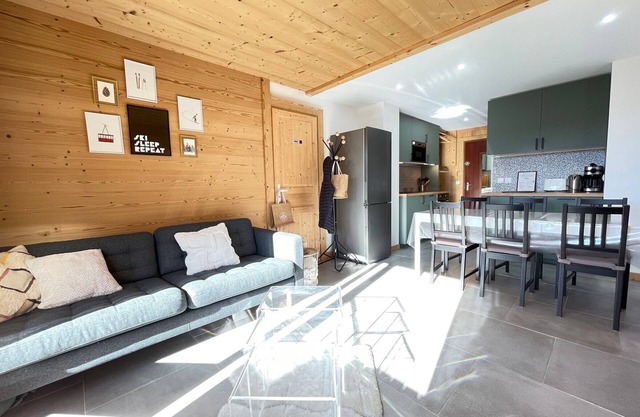 Modern apartment near slopes, 6 pers, south balcony, pets allowed, parking, wifi