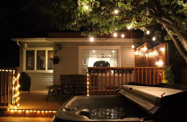 Modern Full Home: Hot Tub, Updated Kitchen & Bath