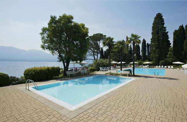 Modern furnished 1-room studio apartment with balcony, pool and lake access