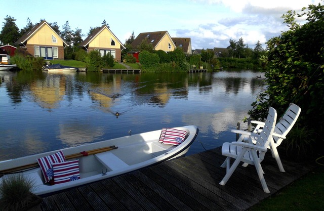 Modern furnished house for 6 people, right on the water - WiFi !