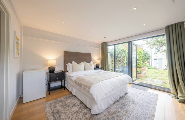 Modern Garden Flat with Private Entrance in the heart of Cheltenham