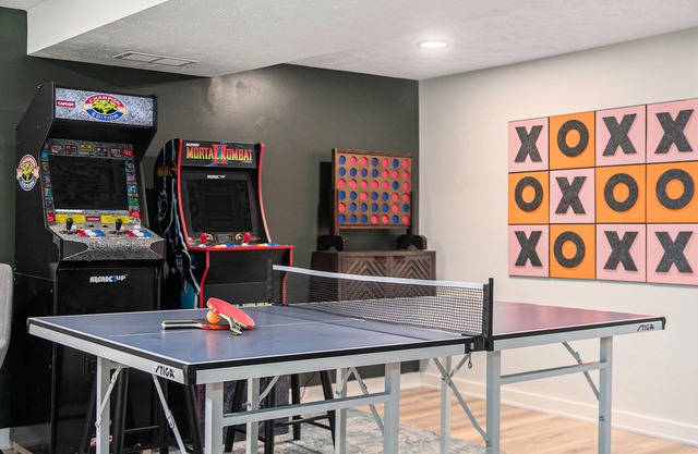 Modern Gem: King Bed I Arcade I FirePit I 5mins CWS I CHI Arena I Creighton