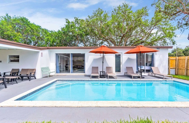 Modern Getaway 4BRs House with Pool and Game Room