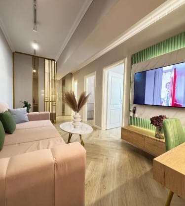 Modern & Glam Apartments Evergreen Towers Parking free