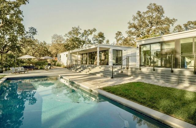 Modern Glass Oasis-Pool, Hot Tub, Sport Court & Nature on 1.5 Acres, 3 bedrooms