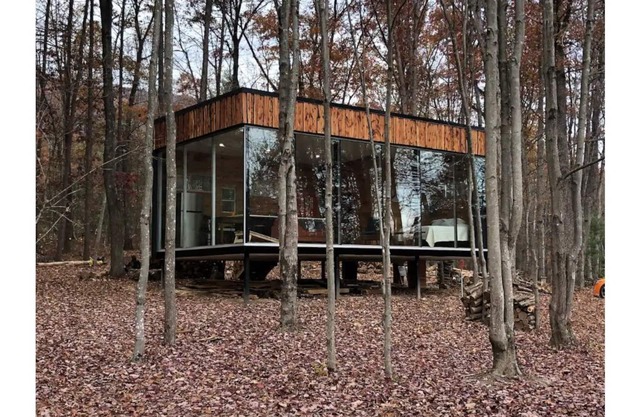 Modern Glass Retreat -All the modern amenities in a secluded forest setting