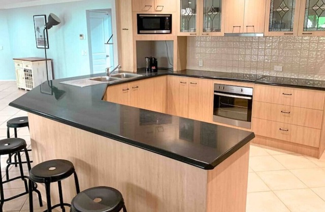 Modern Gold Coast pad, pool 4bed sleeps 7+