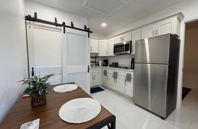 Modern Guest Studio 15 mins from SFB Airport