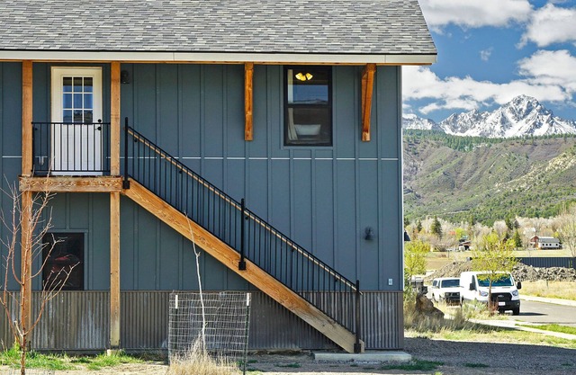 Modern guesthouse with mountain views!