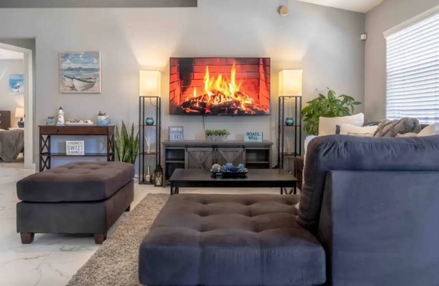 Modern heated pool (salted) home 15min to Legoland
