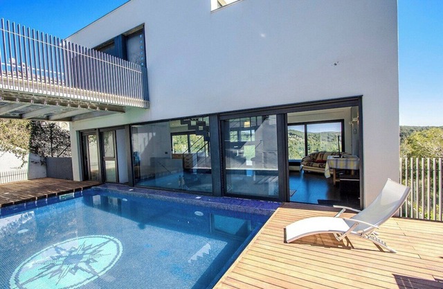 Modern Hilltop Haven w/private pool 7km to beach!