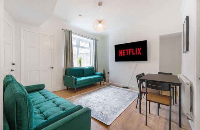 Modern High Spec House|Parking|4 bed|sleeps 7