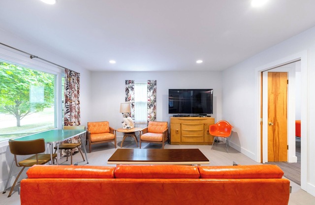 Modern Historic Home - Two Blocks to Downtown