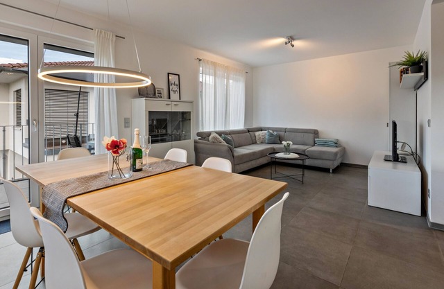 Modern Holiday Apartment "Schmuckstück" with Mountain View