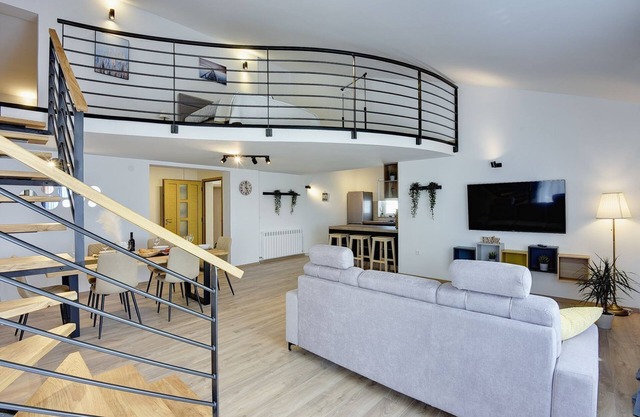 Modern holiday flat with balcony, BBQ, WLAN, air conditioning