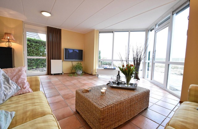 Modern Holiday Home in Ooltgensplaat