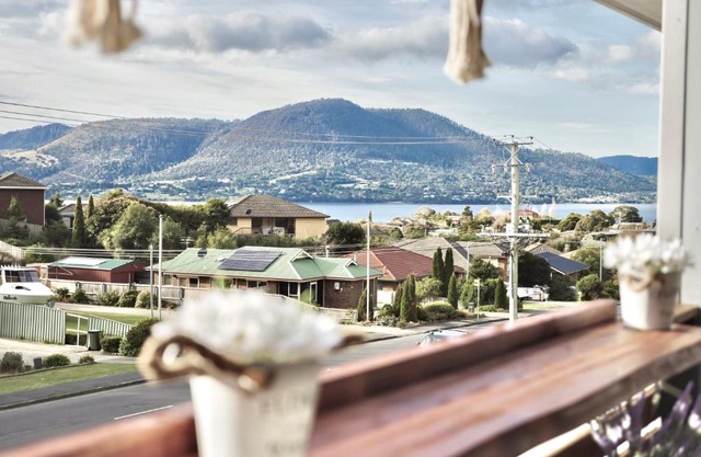 Modern holiday home in Hobart - Stunning Mountain & Water views