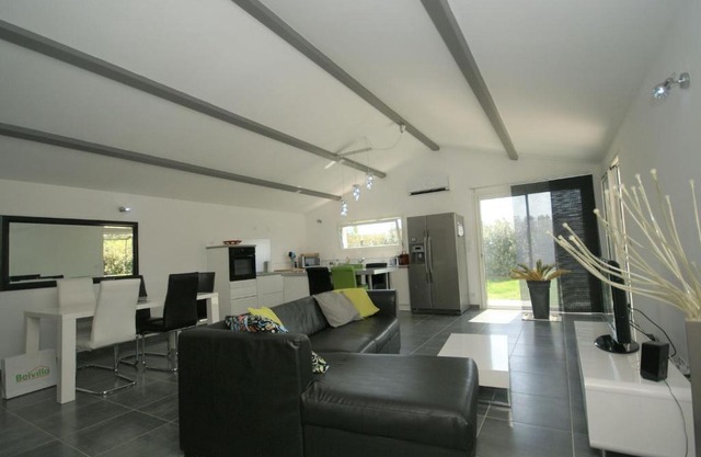 Modern Holiday Home in Piolenc with Pool