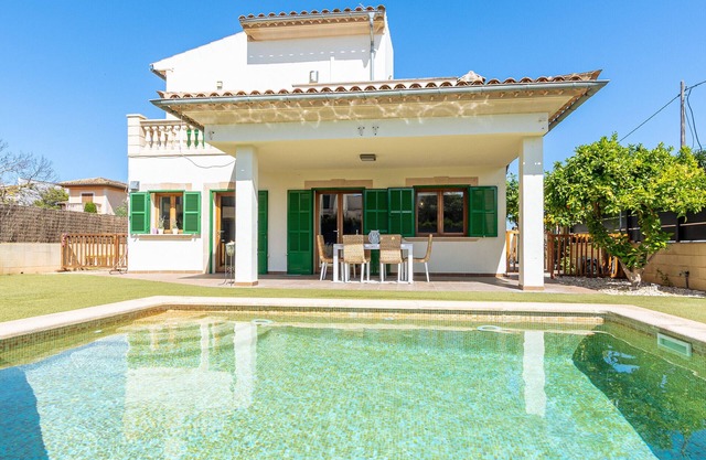 Modern holiday home with pool in the heart of Porreres.