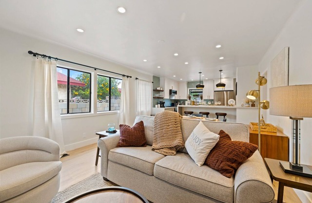 Modern Home - 5 Mins walk from Atwater Village Shops and Restaurants!
