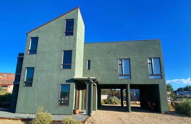 Modern Home in Kanab with Stargazing deck! Near Zion and Bryce! Pet Friendly!