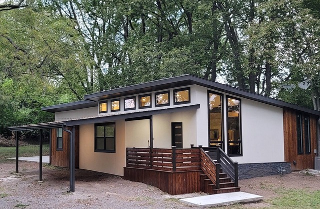 Modern Home in Natures Warmth with Great Location