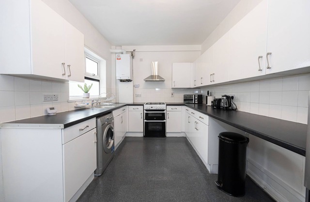 Modern home in the heart of Stretford, with WIFI and streaming services