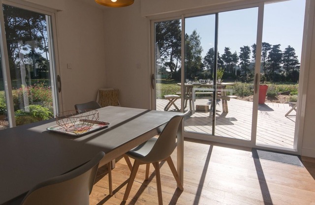 Modern Home: Near Town & Beach, Sea Views, Pets OK