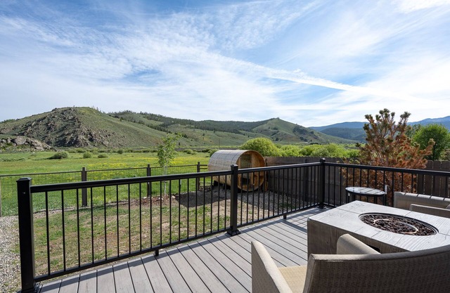 Modern Home w/Great Private Views, Hot Tub & Sauna