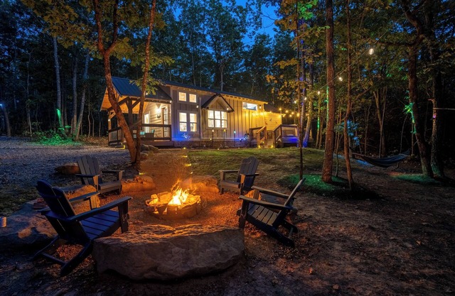 Modern Home with Hot Tub, Grill, Fire-pit and Zip Line
