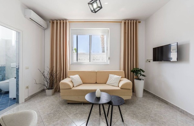 Modern Home with Wifi and Beach Access | Golem