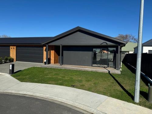 Modern & Homely - Double Garage