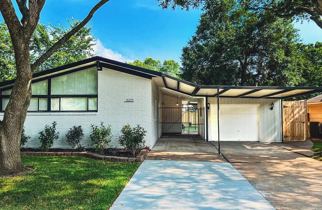 Modern Homely Family & Pet Friendly Oasis - Patio Dining