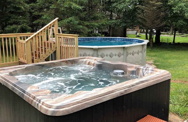 Modern house, Hot Tube, lakes, pools, water parks, Ski, tennis A/C Free WiFi