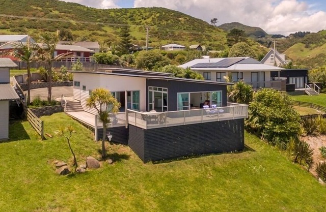 Modern House with Expansive Harbour Views