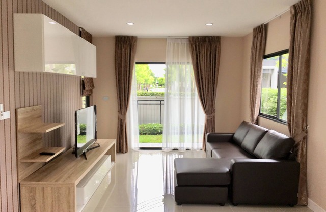 Modern house with fitness and pool, close to airport