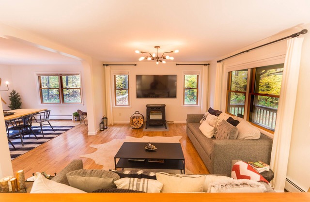 Modern, Ideal Location, Family Friendly!