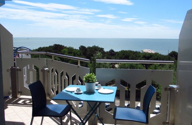 Modern flat, 130m from the sea with shared pool