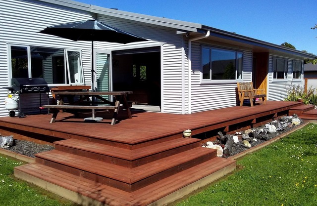 Modern 'Kiwi Bach' Holiday Home so Close to the Beach! The perfect retreat!