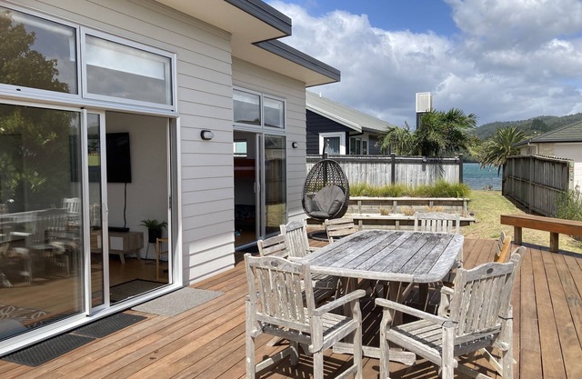 Modern Kiwi Bach with own access to Estuary