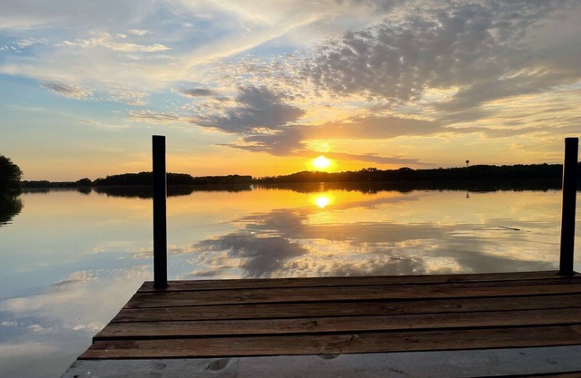 Modern Lake Cabin Getaway, Hidden in the Heart of City Convenience.
