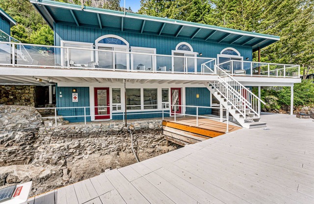 Modern Lake Chelan cottage & bunk house with dock & hot tub