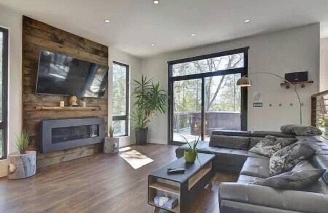Modern Lakefront Chalet + Private Jacuzzi & Dock