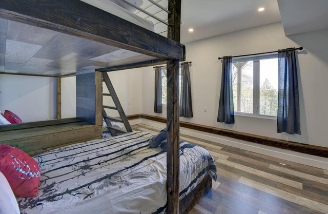 Modern Lakefront Chalet Private Jacuzzi Dock