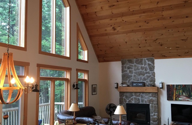 Modern Lakehouse with cottage charactern40 minutes from Ottawa CITQ #304028