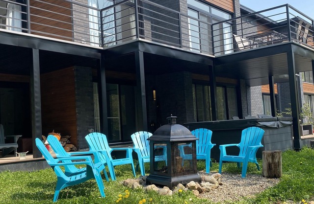 Modern Lakeside Getaway Oasis