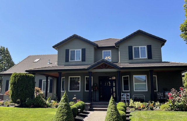 Modern -large 3000 sq ft home- 3 kings, queen and bunk.