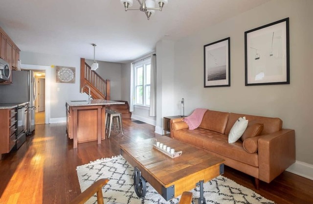 Modern & Large House ❤️ 10 Bed/4 Bath/2 Kitchens | Host 26 Guests