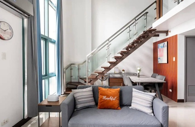Modern Loft, 65 in UHD TV w Fast WiFi + Pool & Gym